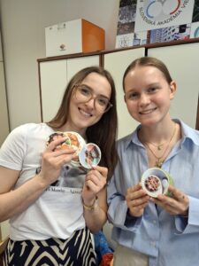 Chantal s výskumníčkou BMC SAV Nikoletou Mojzesovou.