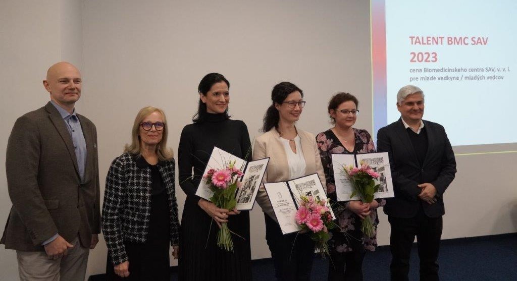 zľava: RNDr. Boris Klempa, DrSc., predse...