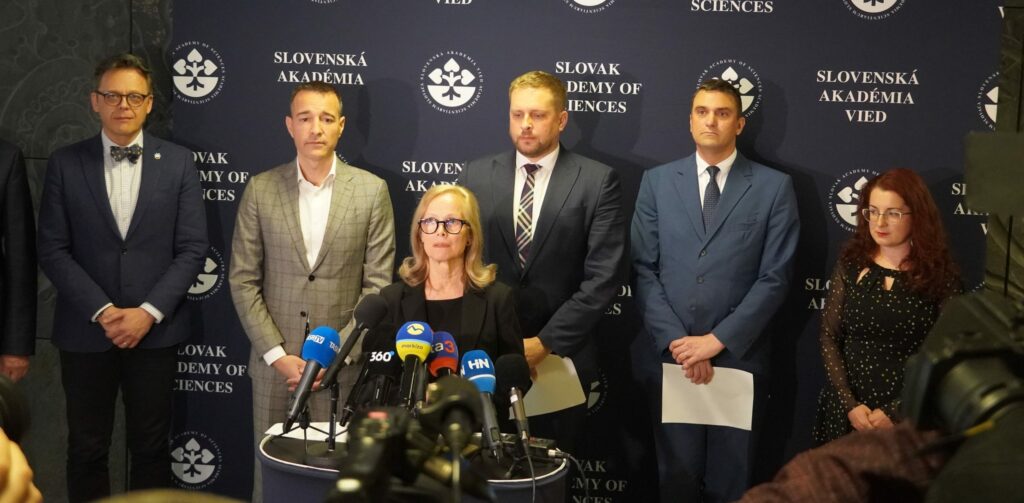 Krátky brífing po rokovaní o analýze vak...