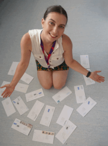 RNDr. Viktória Čabanová, PhD. s obálkami, v ktorých sú sliny komárov za účelom monitoringu vírusov.