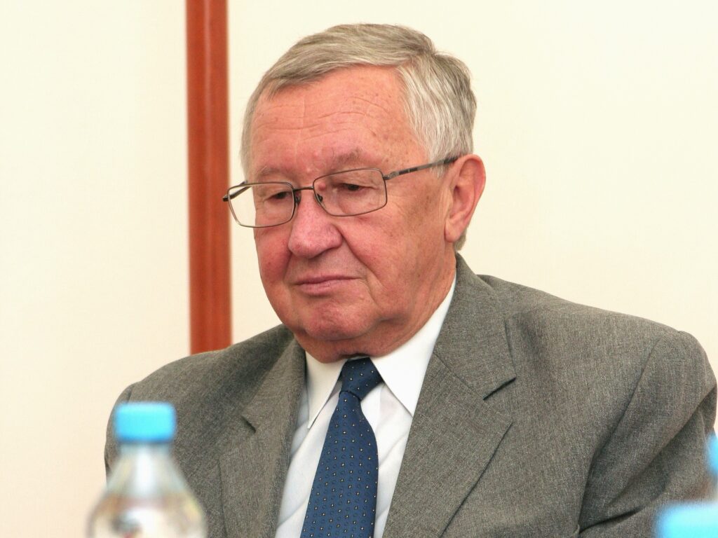 MUDr. Vladimír Štrbák, DrSc., významný slovenský vedec, lekár, vysokoškolský pedagóg a dlhoročn...
